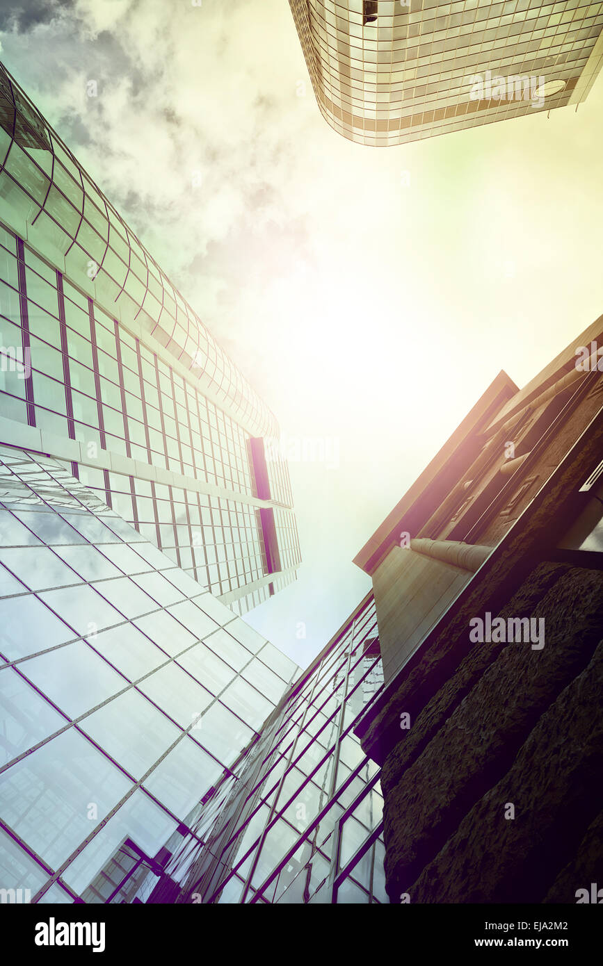 Bürogebäude von unten Stockfoto