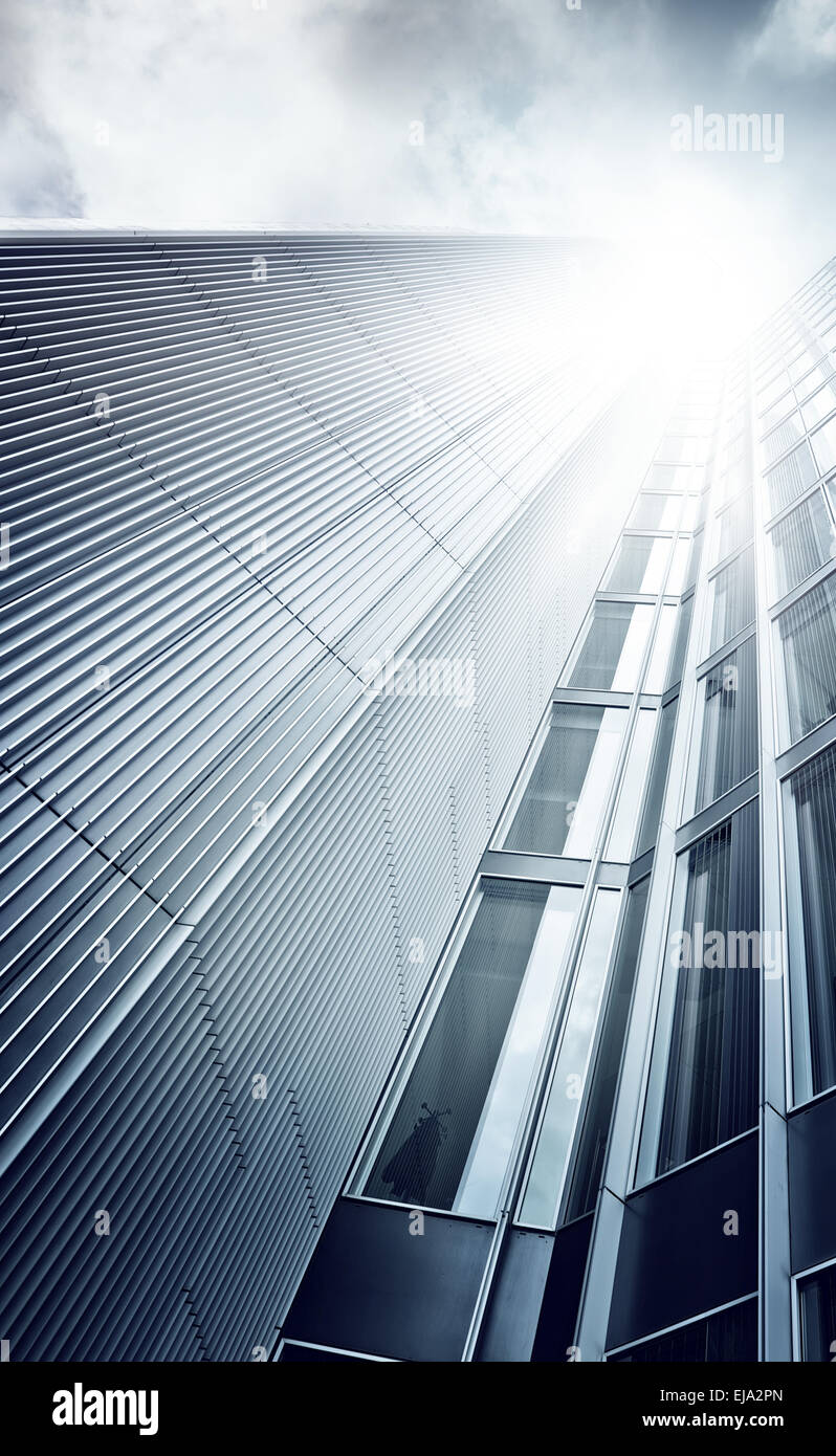 futuristische Wolkenkratzer von unten Stockfoto