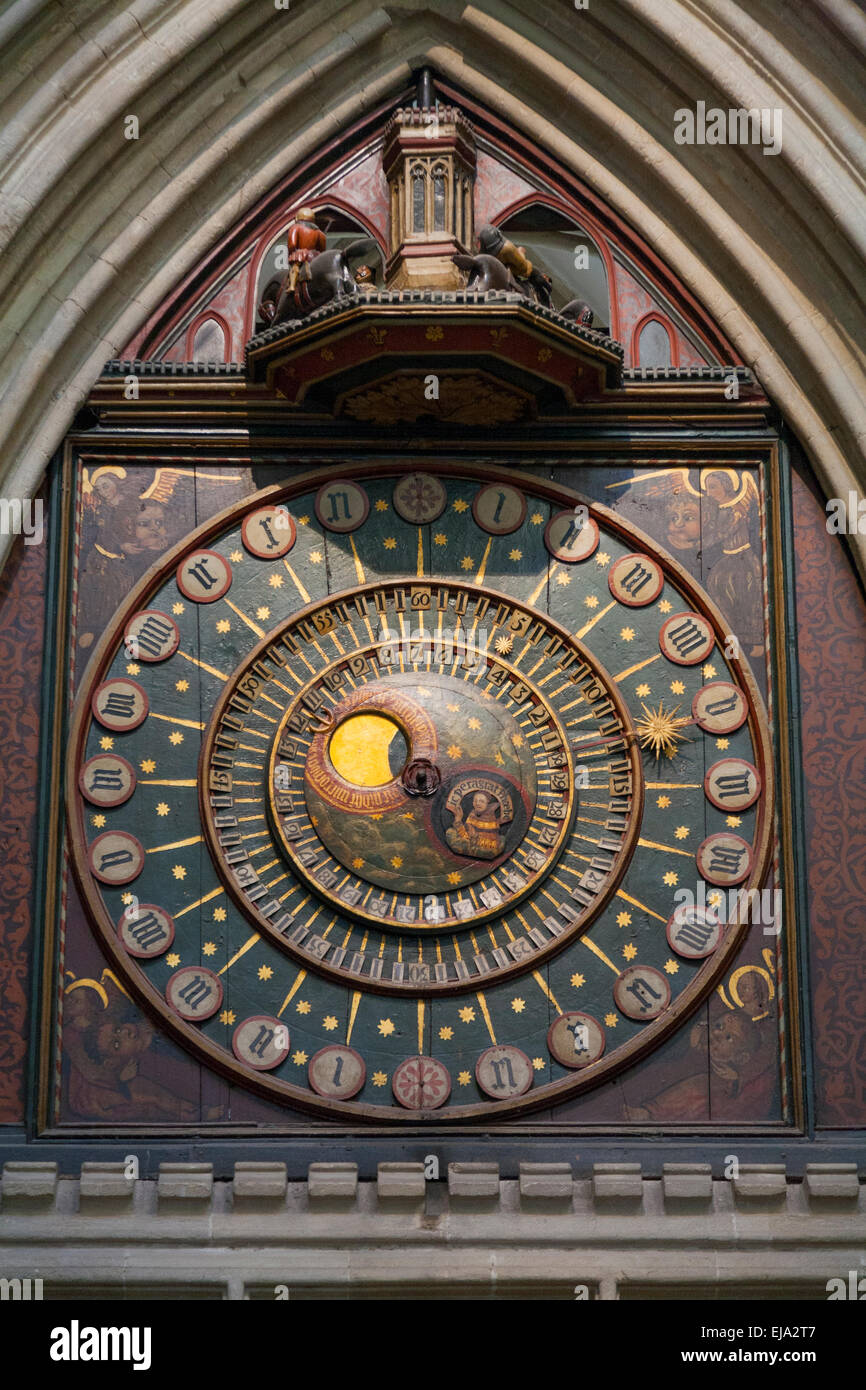 Die berühmte Wells Cathedral (astronomischen) Uhr (als die zweite älteste Uhrwerk in Großbritannien). Wells Cathedral. Somerset. VEREINIGTES KÖNIGREICH. Stockfoto