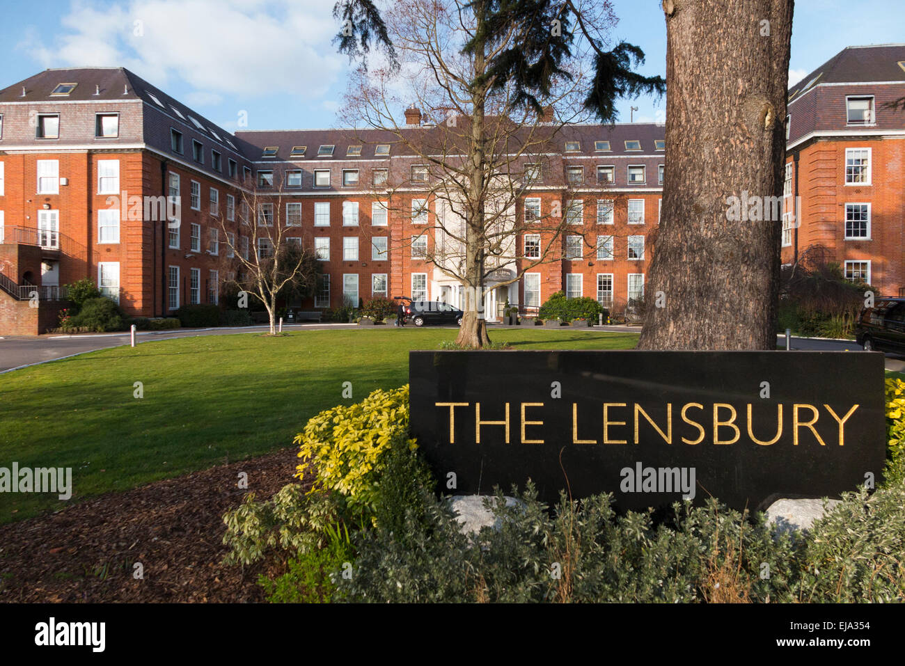 Lensbury (vorher Lensbury Club) Besen unterwegs in Teddington. Westlondon / Middlesex. VEREINIGTES KÖNIGREICH. Stockfoto