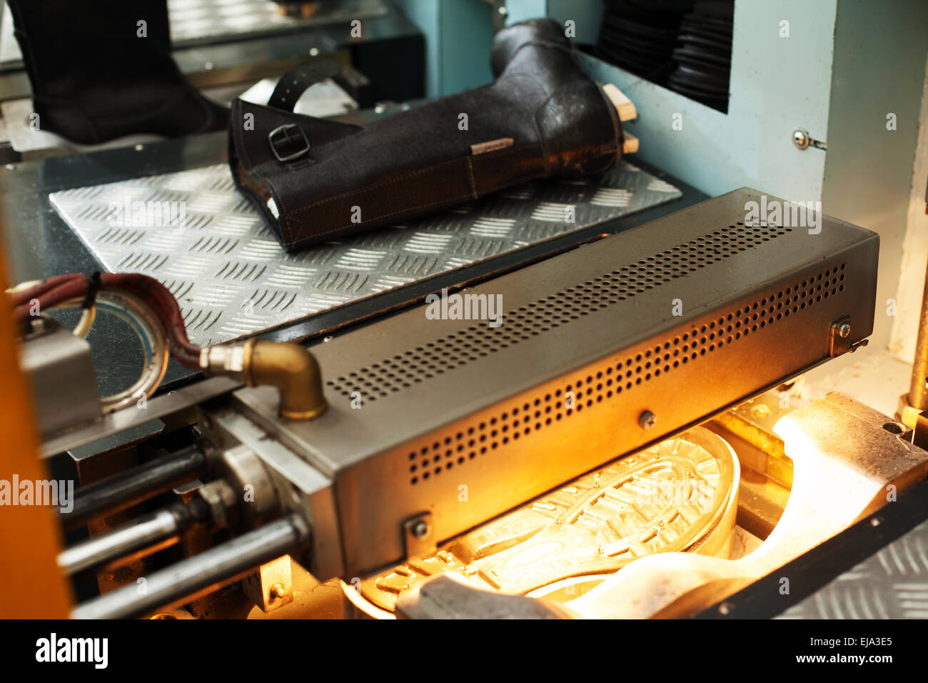 Herstellung von schwarzen Lederstiefeln Stockfoto