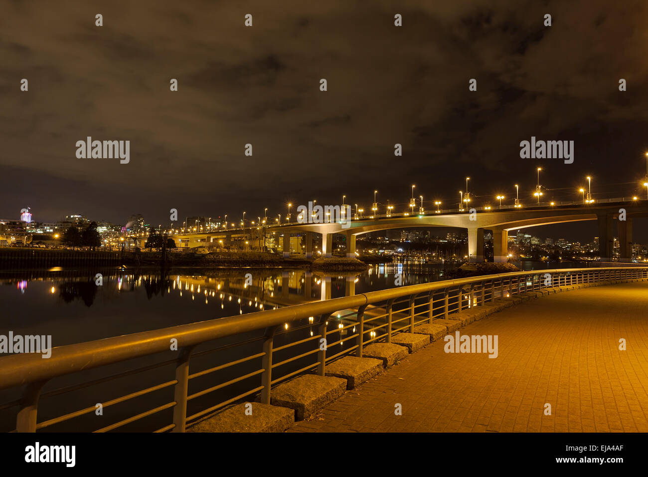Vanccouver British Columbia Kanada Cambie Brücke von Coopers Park in der Nacht Stockfoto