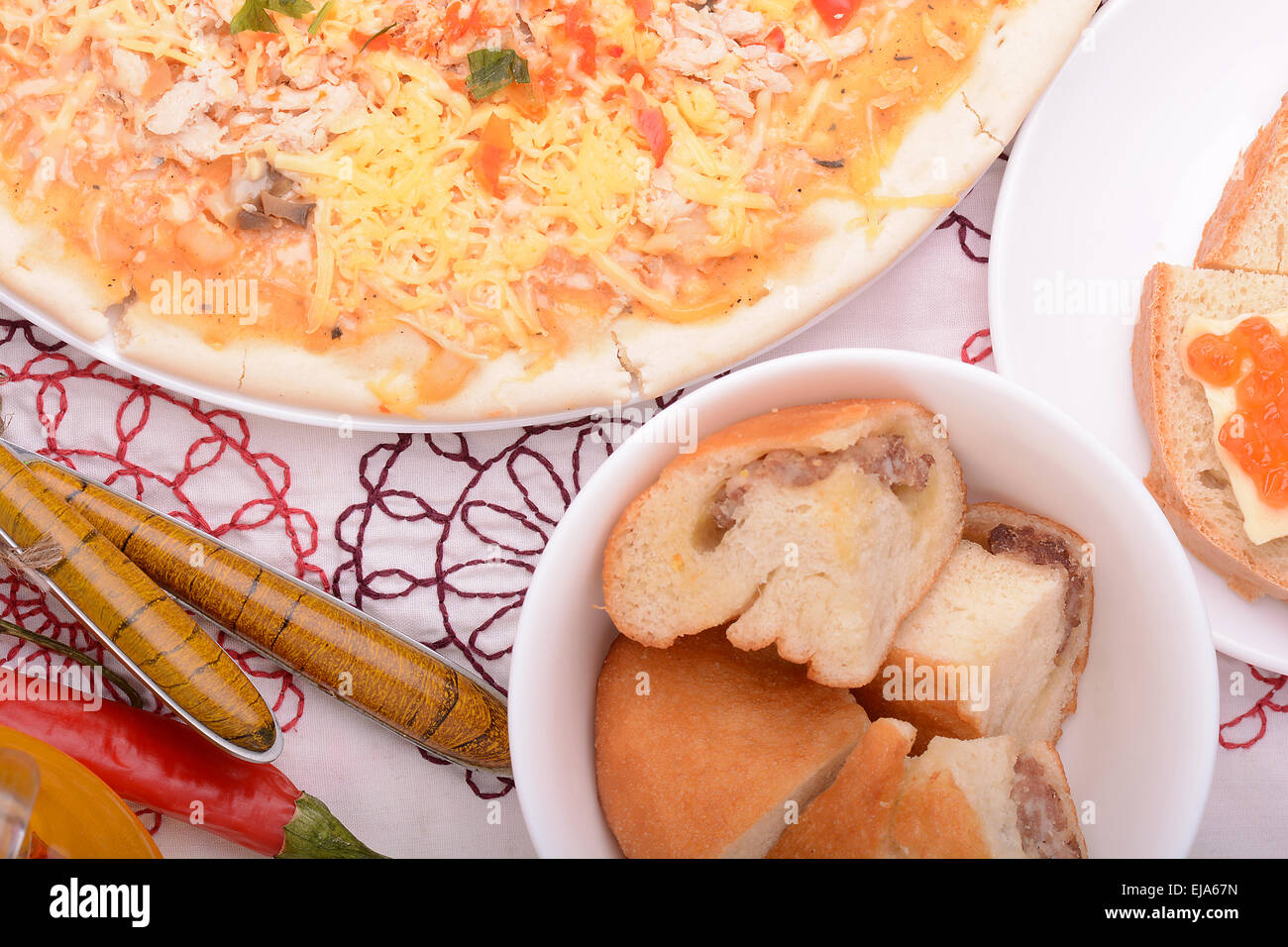 Rindfleisch-Pizza mit Fleisch hacken und rotem Kaviar Stockfoto