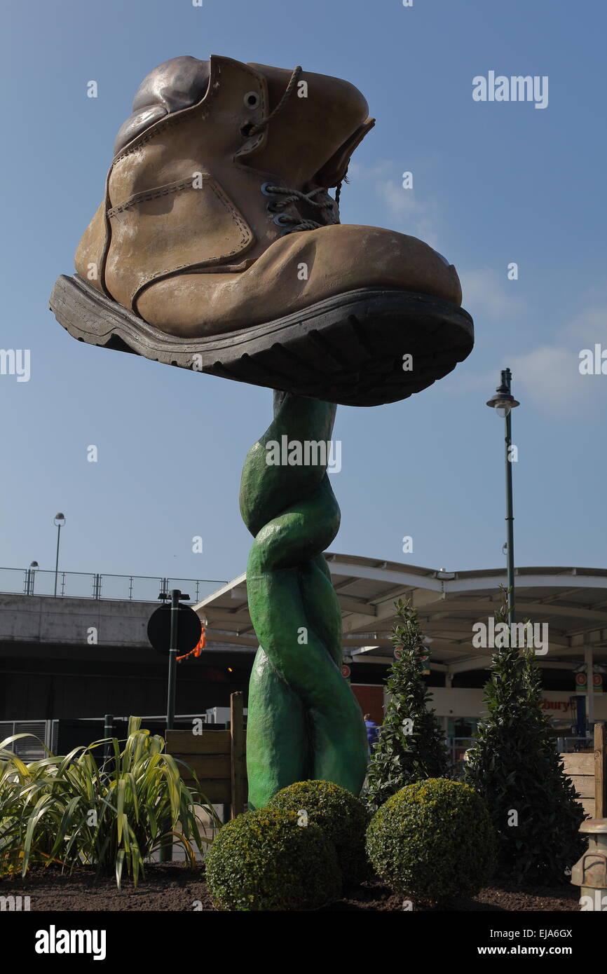 Eine Skulptur zeigt ein Boot und eine Bohnenstange befindet sich auf einem Kreisverkehr nahe dem Speicher Sainsburys Union Street Stockfoto