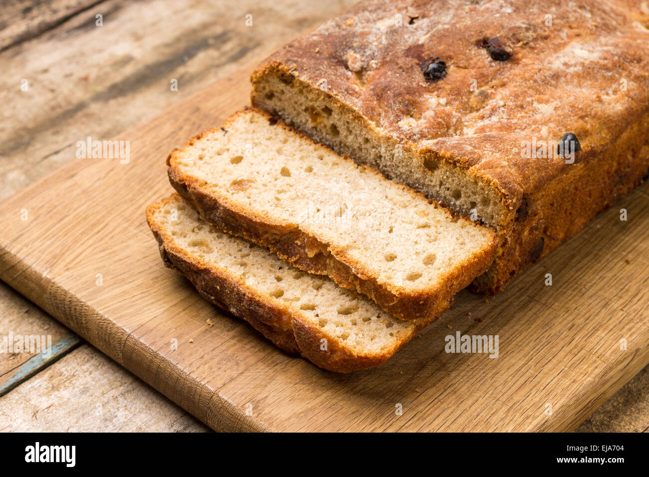 In Scheiben geschnitten Brot hausgemachte ungesäuertes Weizenbrot mit Rosinen Stockfoto