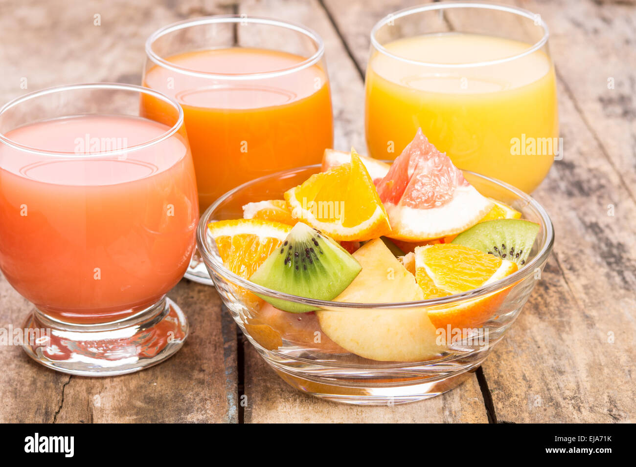 Vitamine mischen Hintergrund. Frischer Obstsalat mit verschiedenen Saft im Glas. Schließen Sie herauf Bild Stockfoto