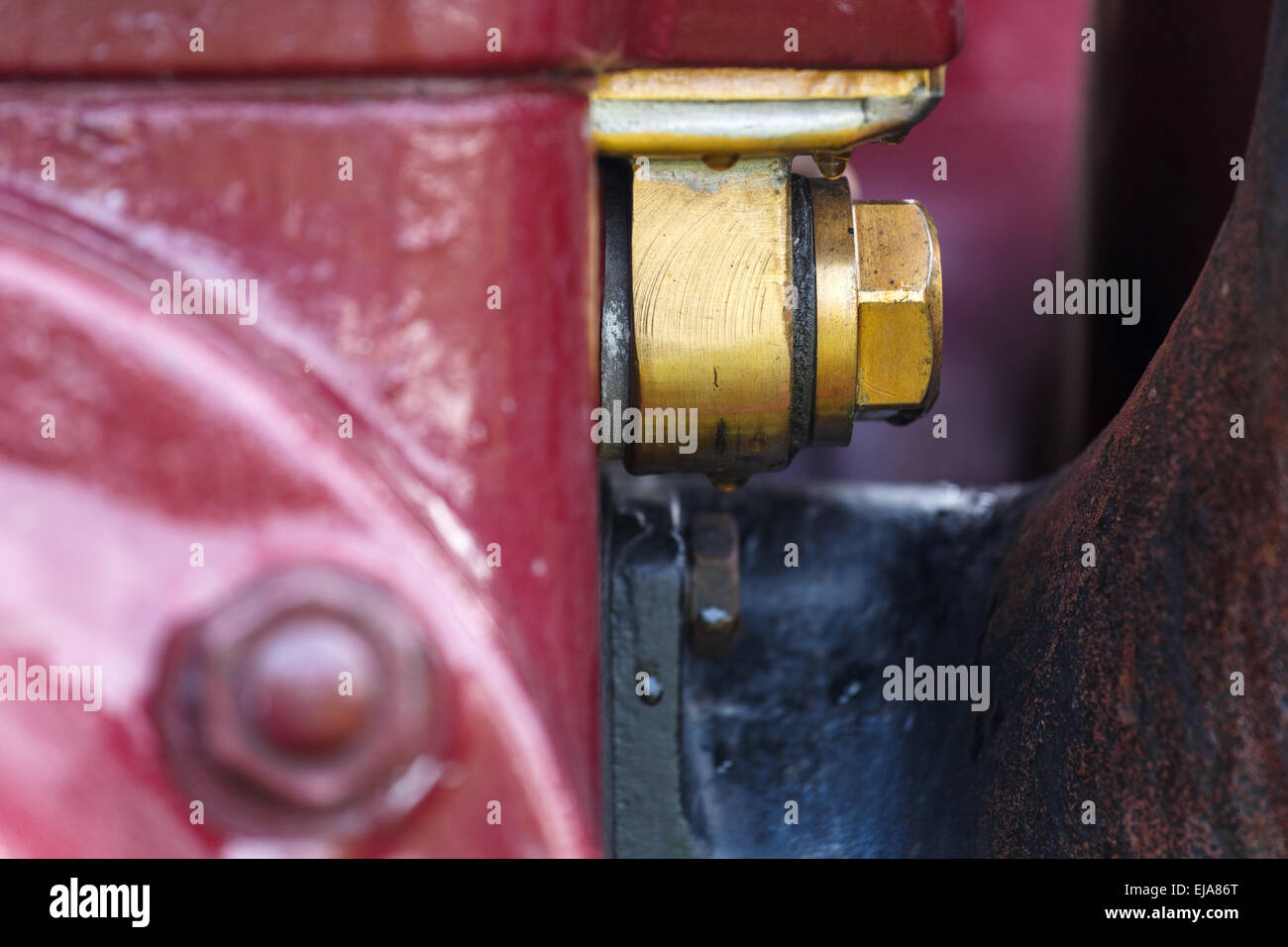 Messingschrauben am Kühler Stockfoto