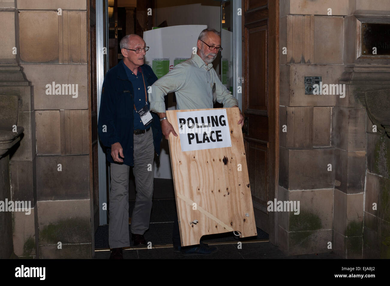 Schottisches Referendum Polling Station schließt seine Pforten um 22:00 Featuring: Polling Officer wo: Edinburgh, Vereinigtes Königreich: 18 Sep 2014 Stockfoto