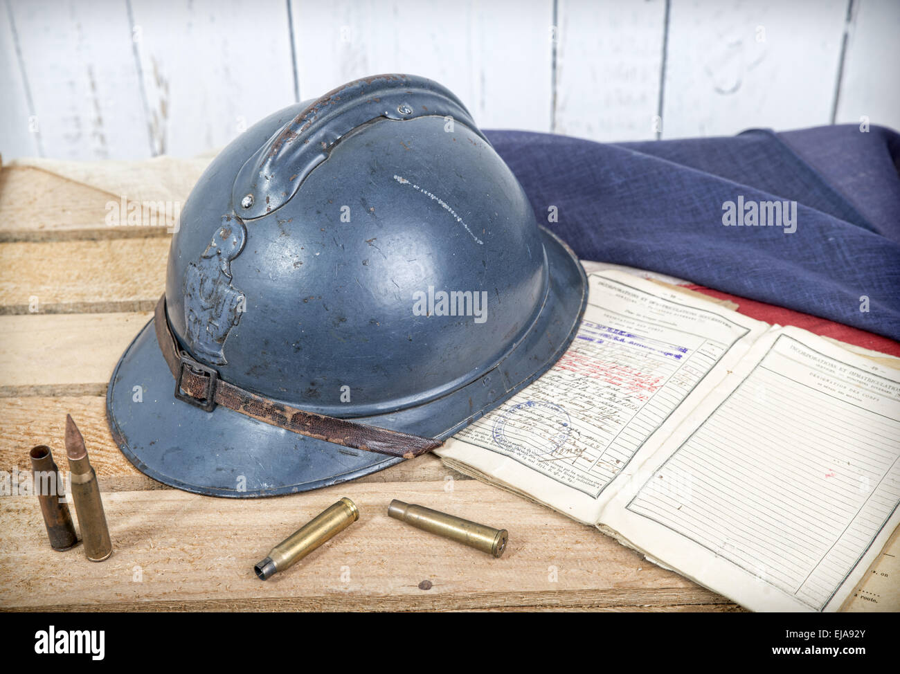 Helm des ersten Weltkrieges und alte französische Flagge Französisch  Stockfotografie - Alamy