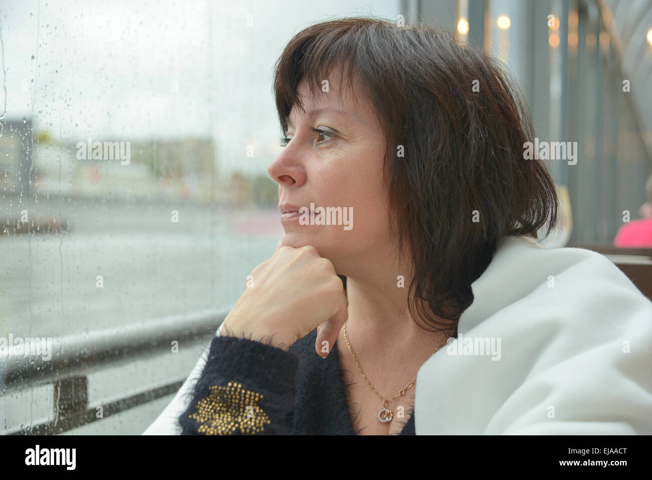 Brünette im mittleren Alter Stockfoto