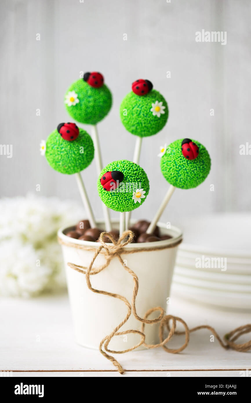 Cake Pop verziert mit Fondant Marienkäfer Stockfoto