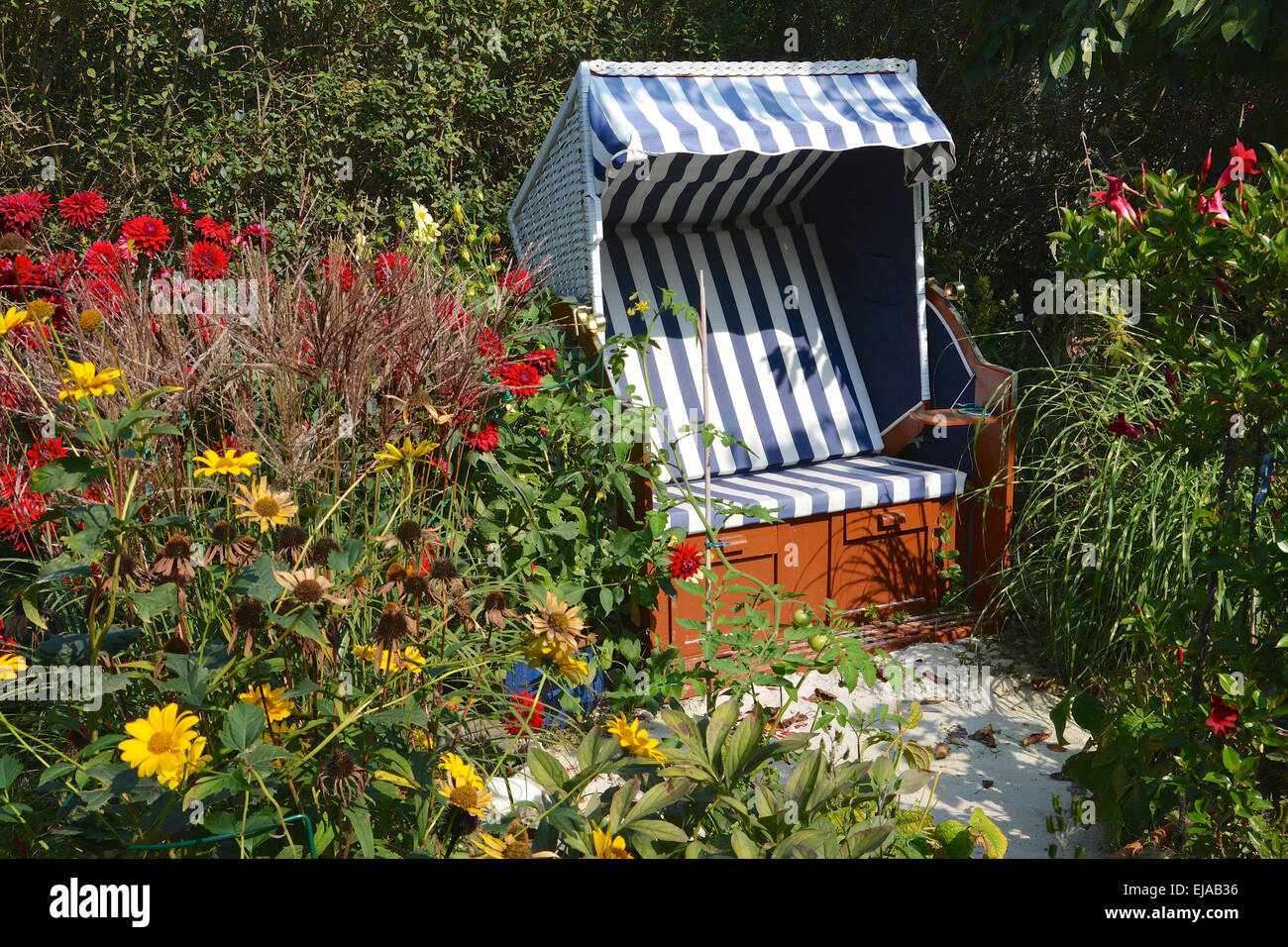 Strandkorb im garten Fotos und Bildmaterial in hoher Auflösung Alamy