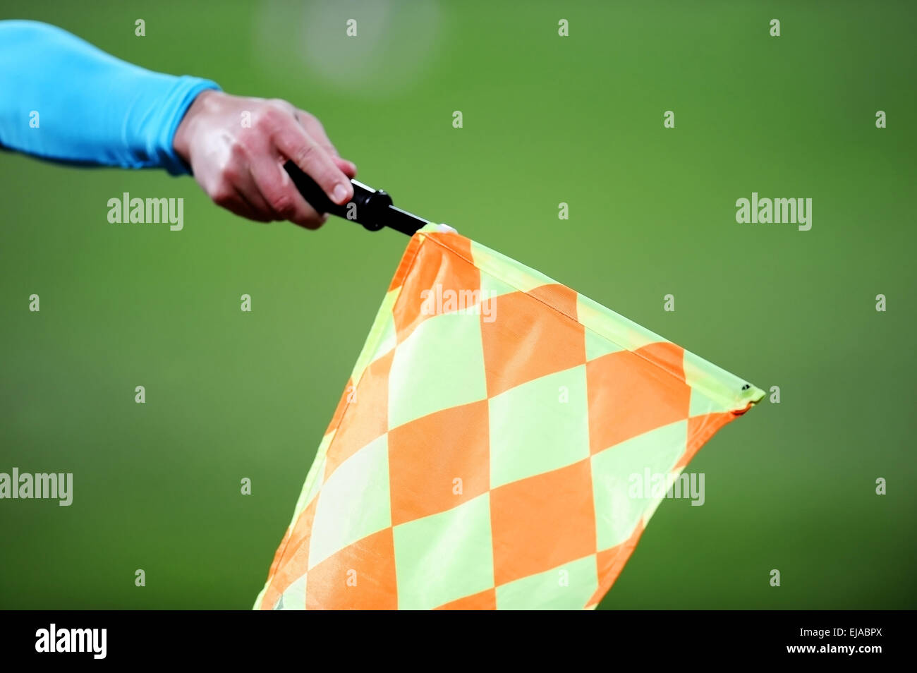 Detail mit der Hand eine Anhebung der Flagge während eines Fußballspiels Schiedsrichterassistenten Stockfoto