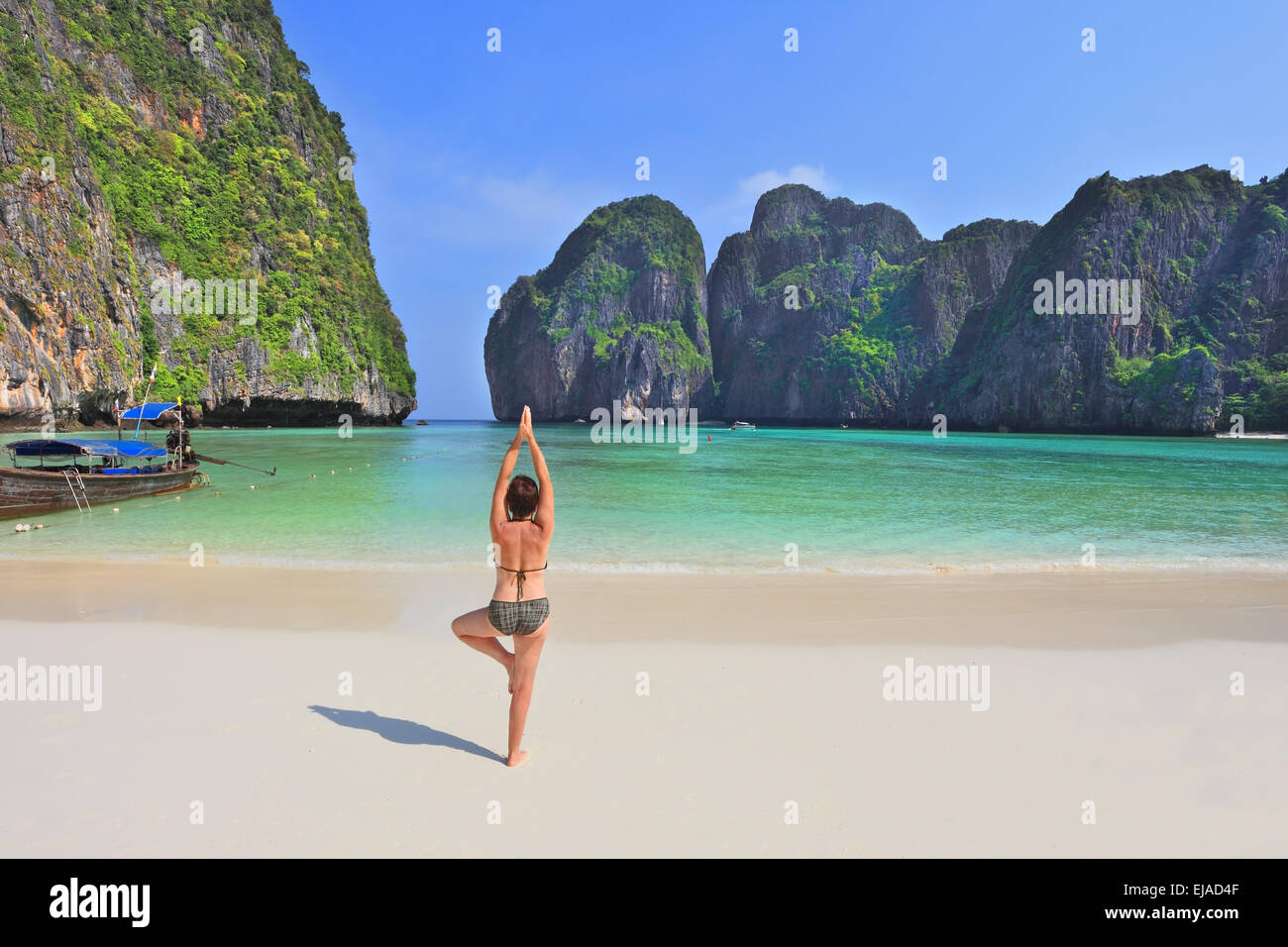 Schneiden Sie Seniorin Hatha Yoga am Strand Stockfoto