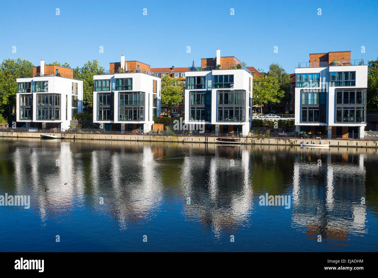 Vier neue Häuser am Ufer Stockfoto