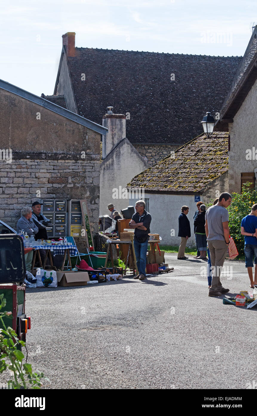 Surf auf dem August-Flohmarkt in Gigny-Sûr-Saône, Burgund, Frankreich. Stockfoto