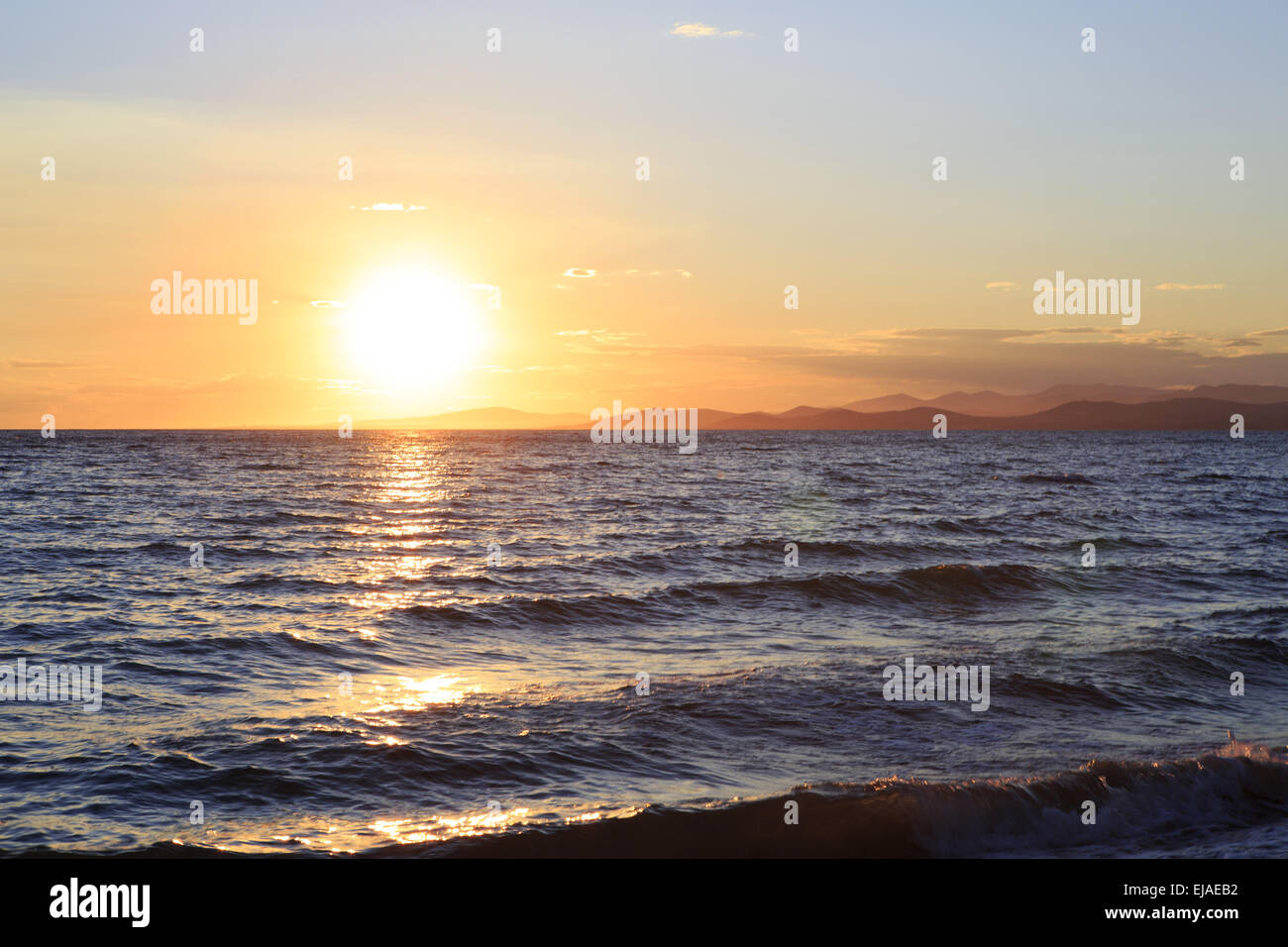 Riesige Sonne untergeht im Ägäischen Meer. Stockfoto