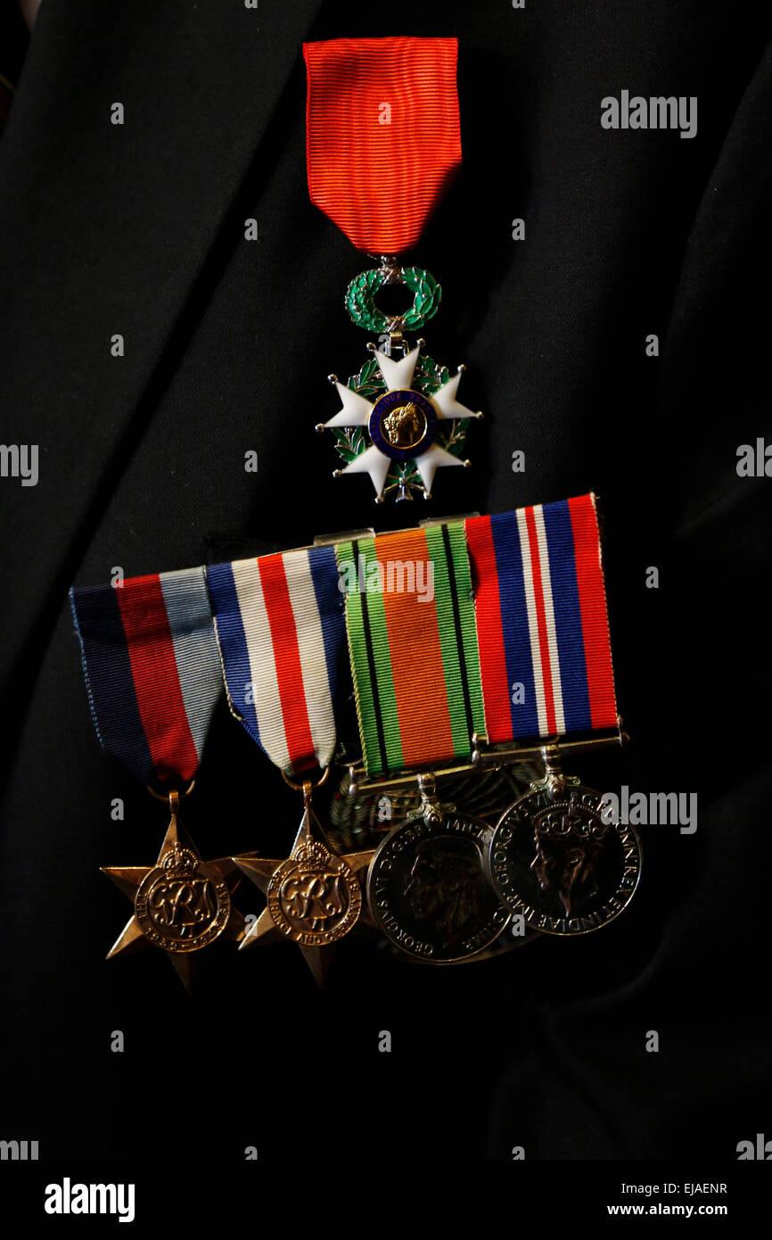 Britische d-Day-Veteran zeigt seine Medaillen, darunter die Légion d ' Honneur (oben) im Musée Royal Marines in Southsea Stockfoto