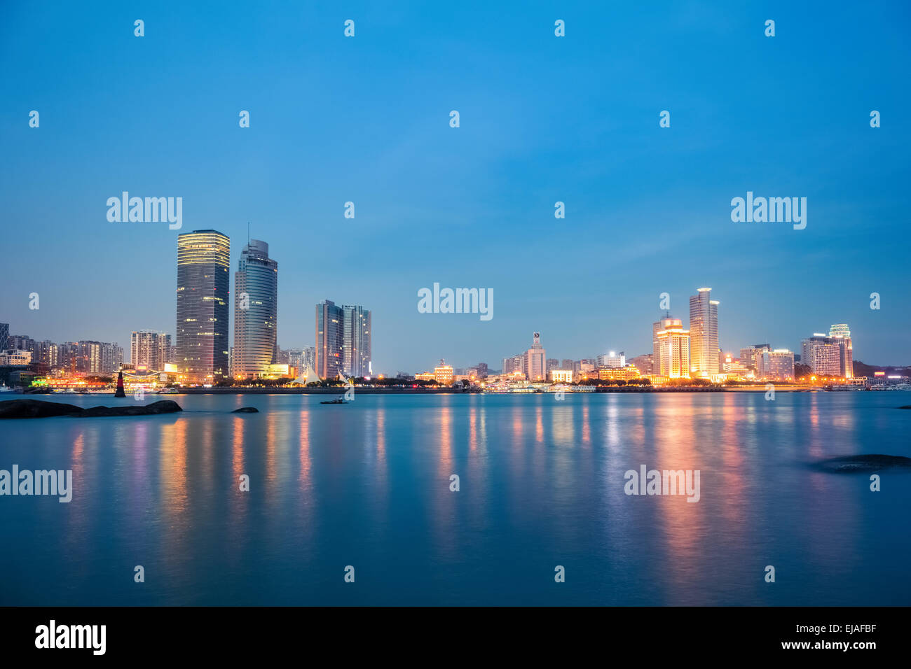 Xiamen-Skyline bei Nacht Stockfoto