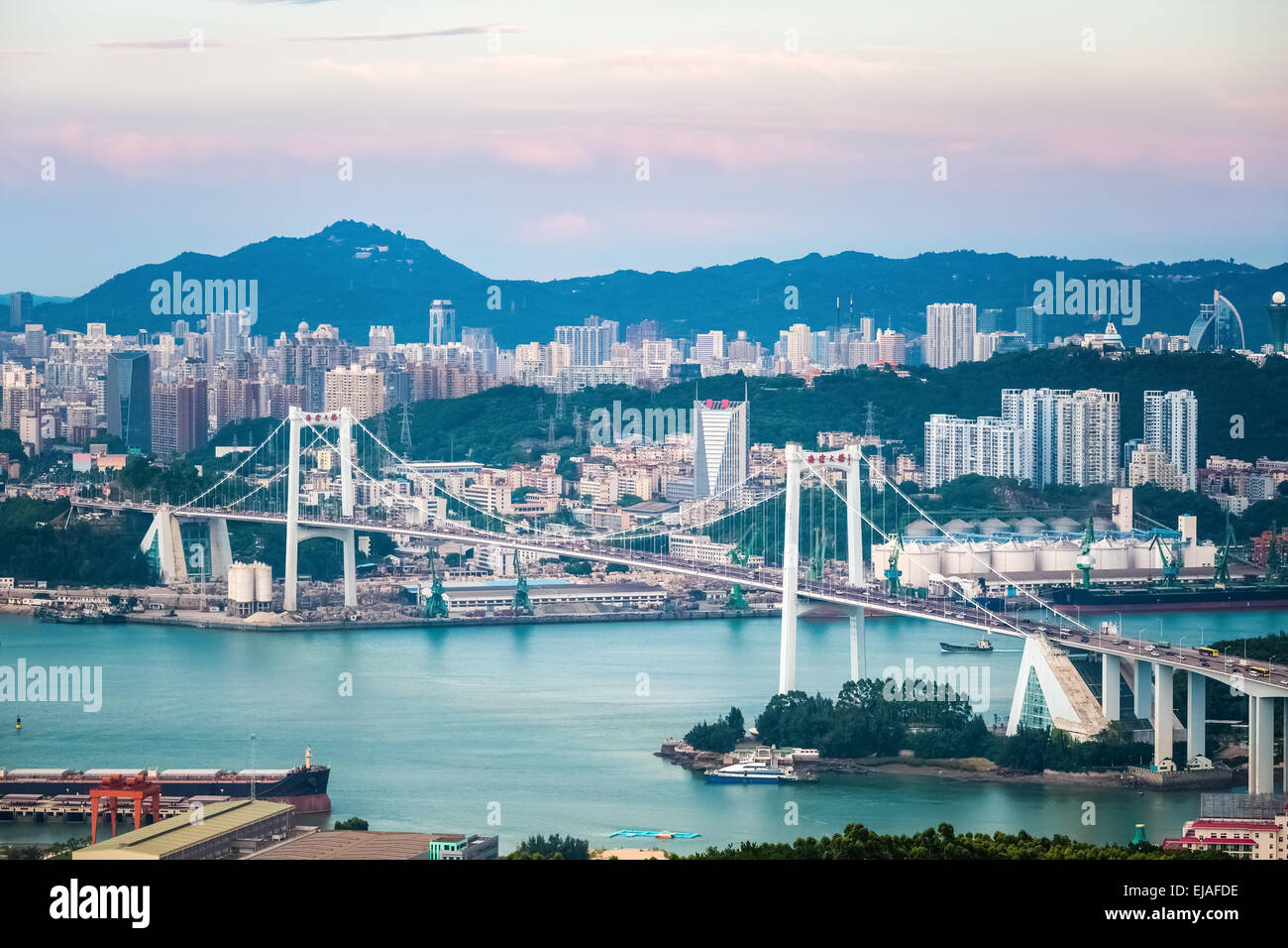 Xiamen Haicang Brücke in der Abenddämmerung Stockfoto