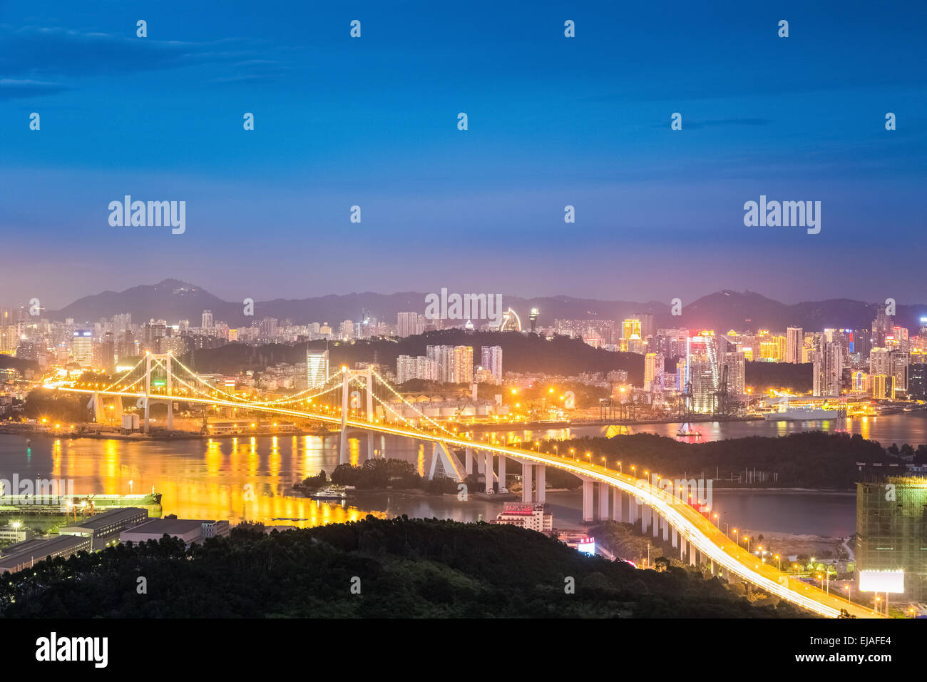 Hängebrücke in der Nacht Stockfoto