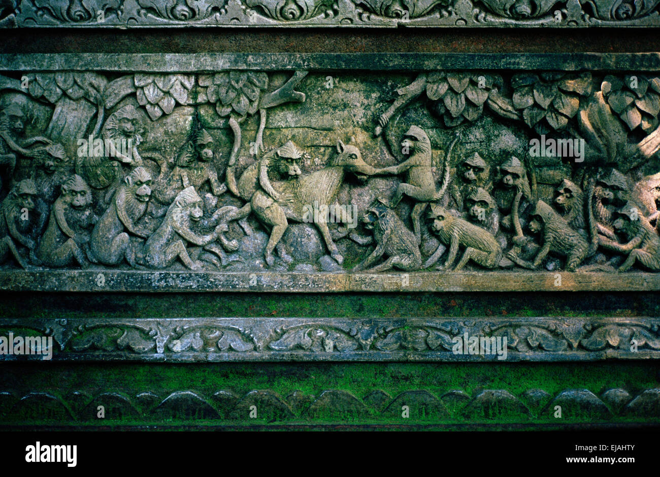 In der Monkey Forest in Ubud in Bali in Indonesien in Südostasien. Bildhauerei schnitzen Kunst Tempel Religionsgeschichte Geschichte historische Reise Stockfoto