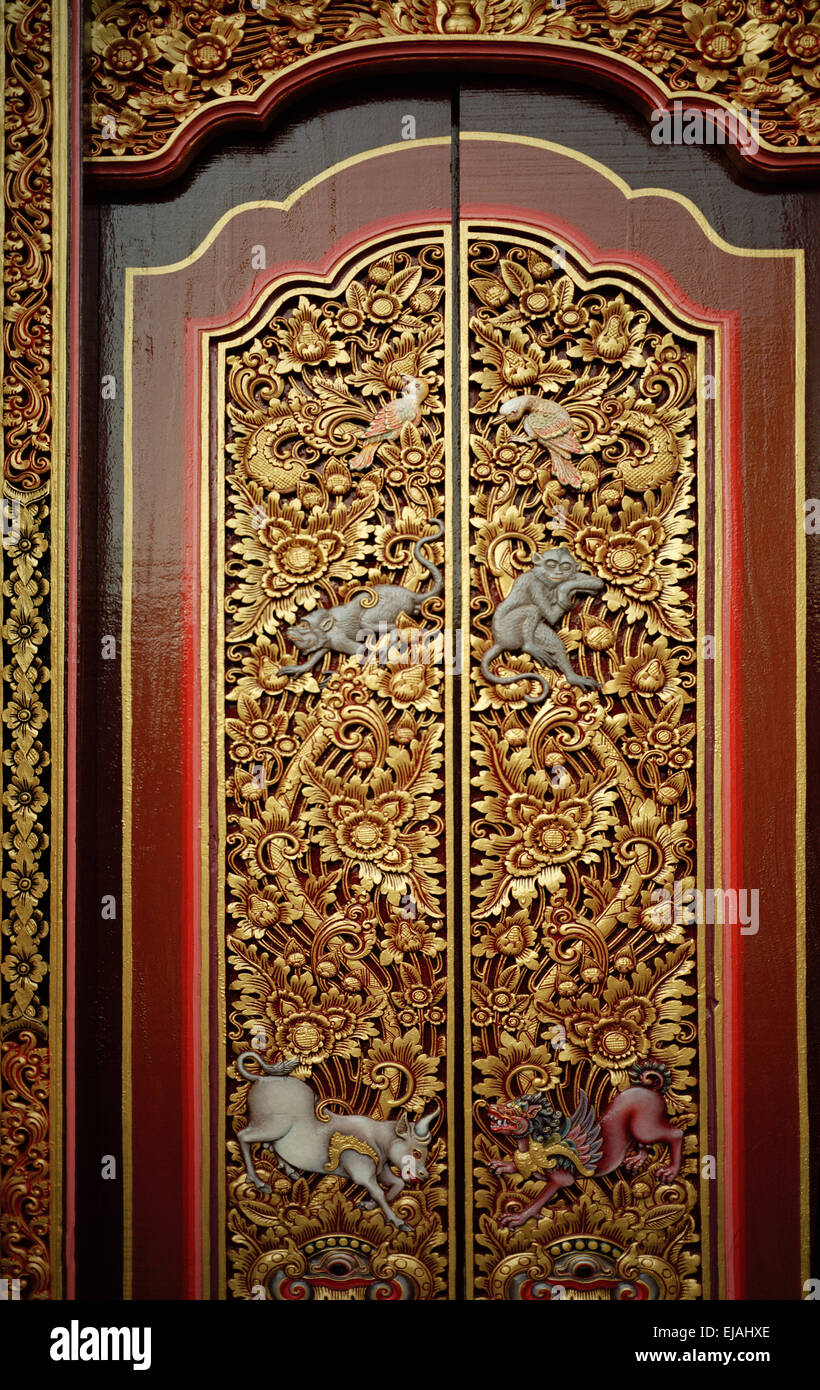 Reich verzierte dekorative Tür von einem Hindu-Tempel in Ubud in Bali in Indonesien in Südostasien. Religion religiöse Kunst Kultur balinesischen Wanderlust Travel Stockfoto