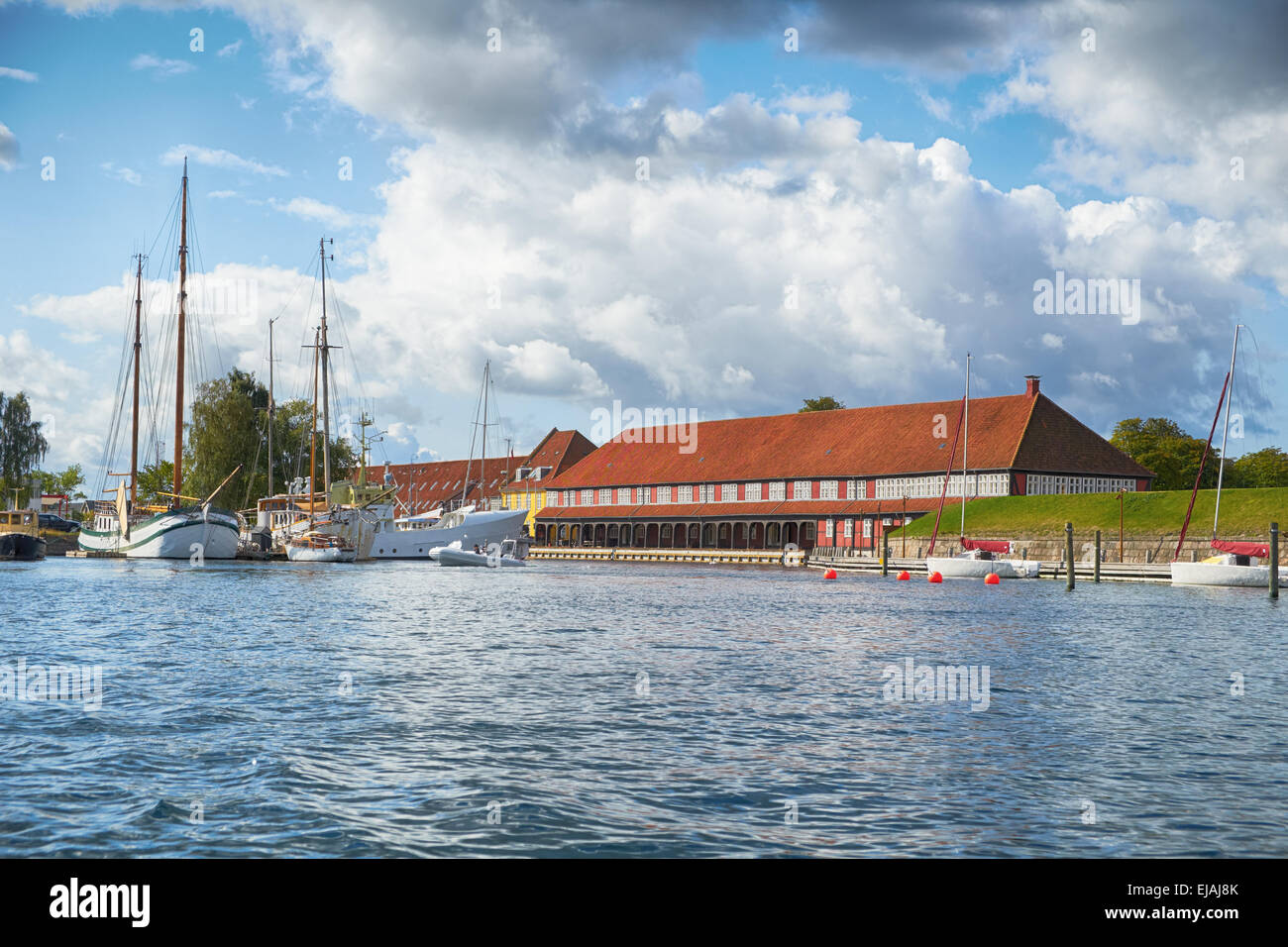 Die roten Dach-Häuser in der Nähe eines Hafens. Stockfoto