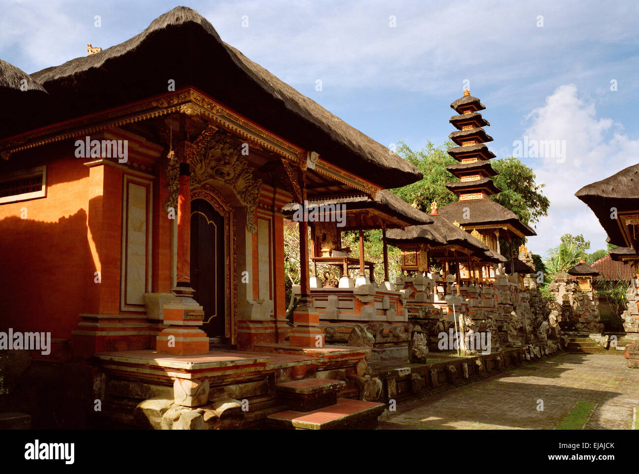 Buddhistischer Tempel in Ubud in Bali in Indonesien in Südostasien. Buddhismus Religion religiöse Architektur Gebäude Kultur Reisen Stockfoto
