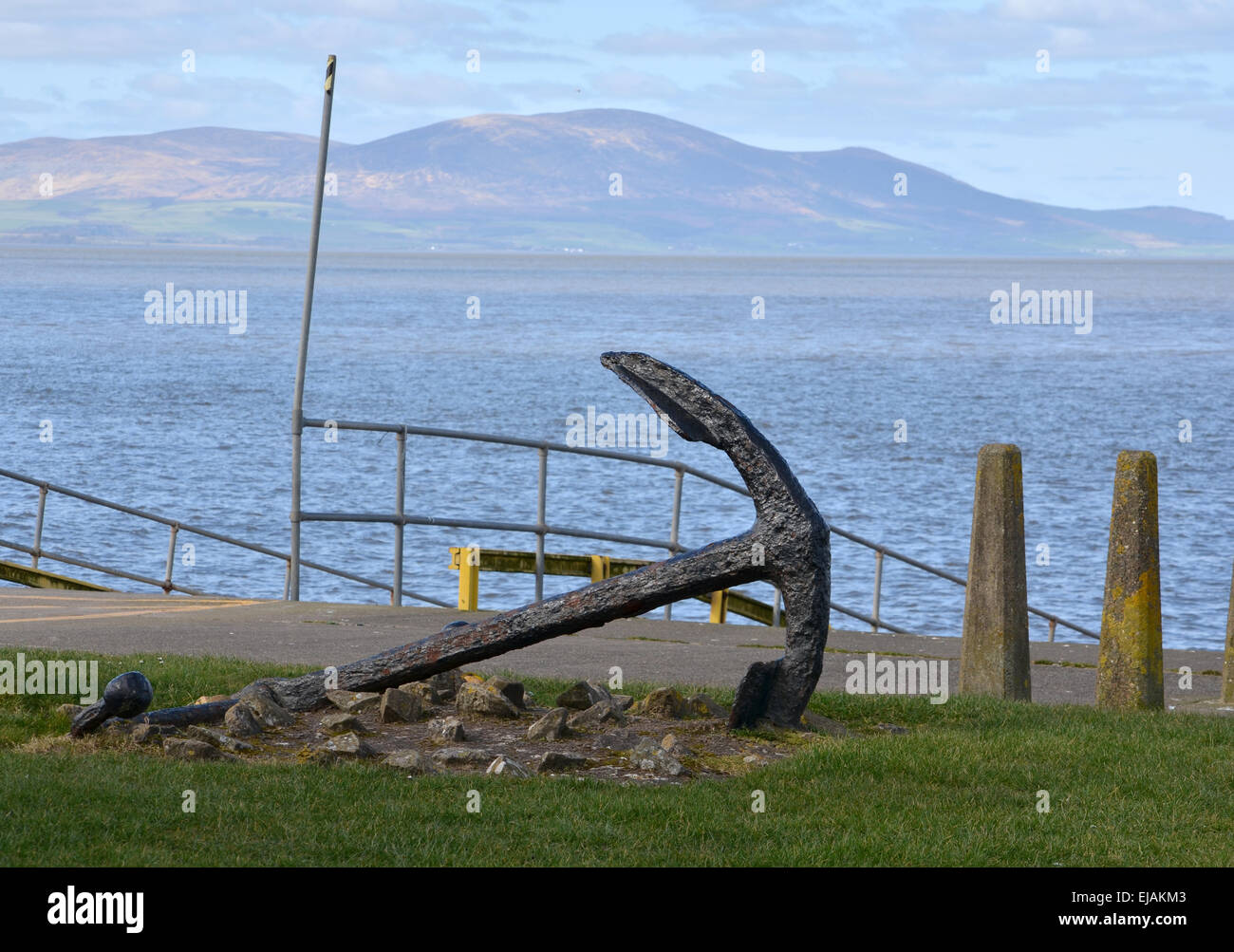 Rostigen Anker neben die Rettungsstation in Silloth, Cumbria, England. Den Hügeln des südlichen Galloway in der Ferne Stockfoto