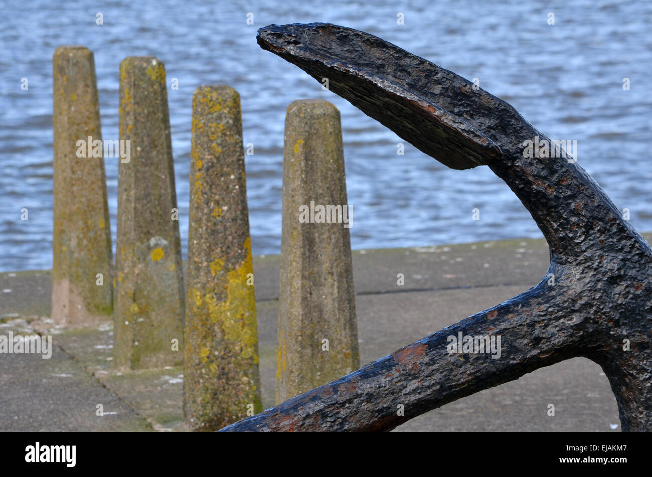 Rostigen Anker neben die Rettungsstation in Silloth, Cumbria, England. Stockfoto