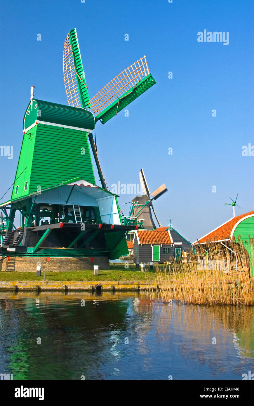 Windmühlen in Zaanse Schans und den Fluss Zaan nördlich von Amsterdam Stockfoto