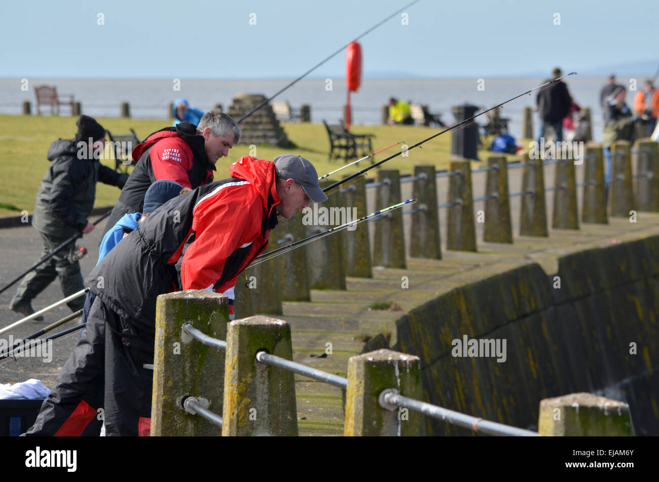 Fischer auf dem Pier am Silloth, in der Hoffnung, die großen zu fangen. Stockfoto