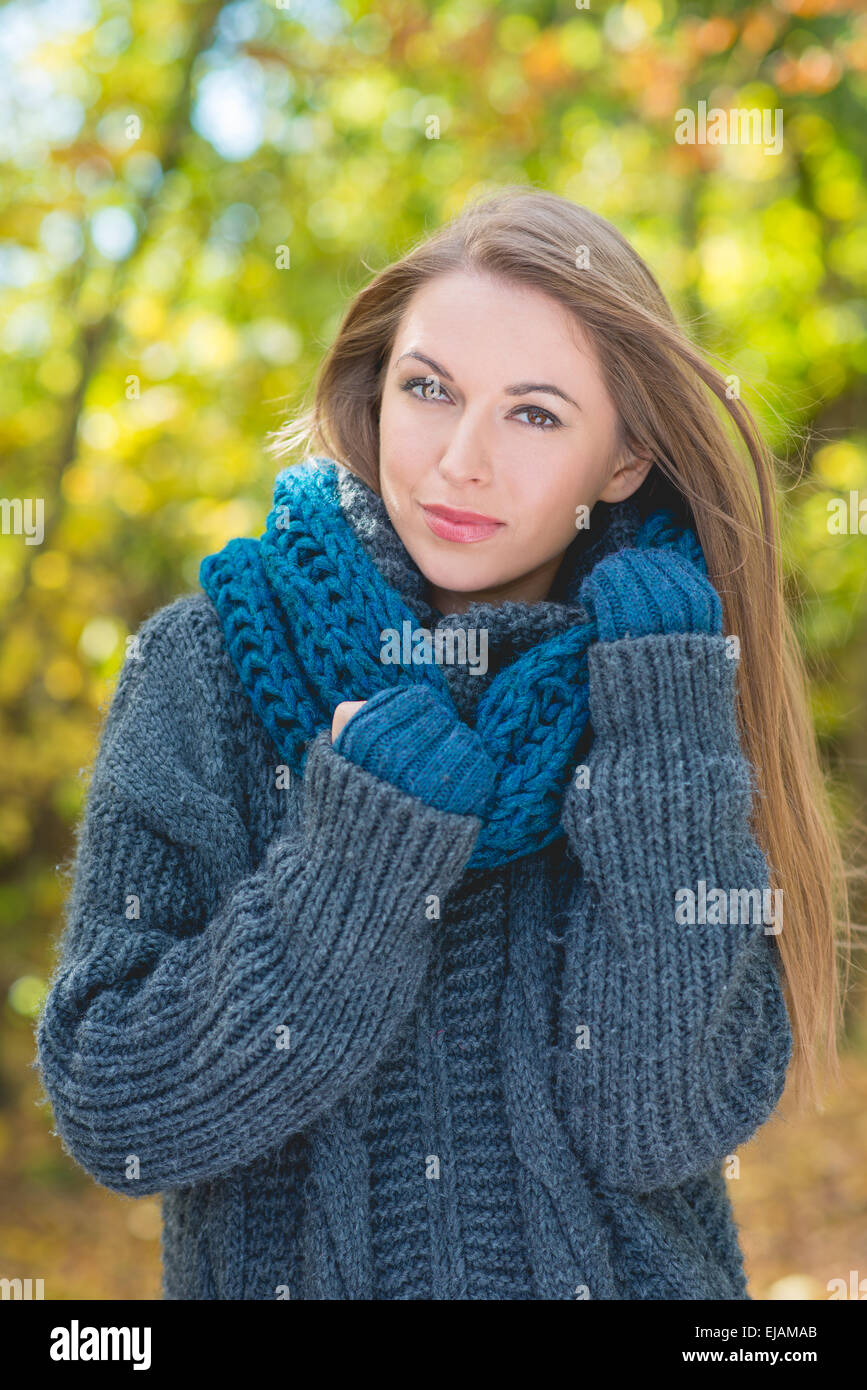 Trendige Frau in warmen Herbst Mode Stockfoto