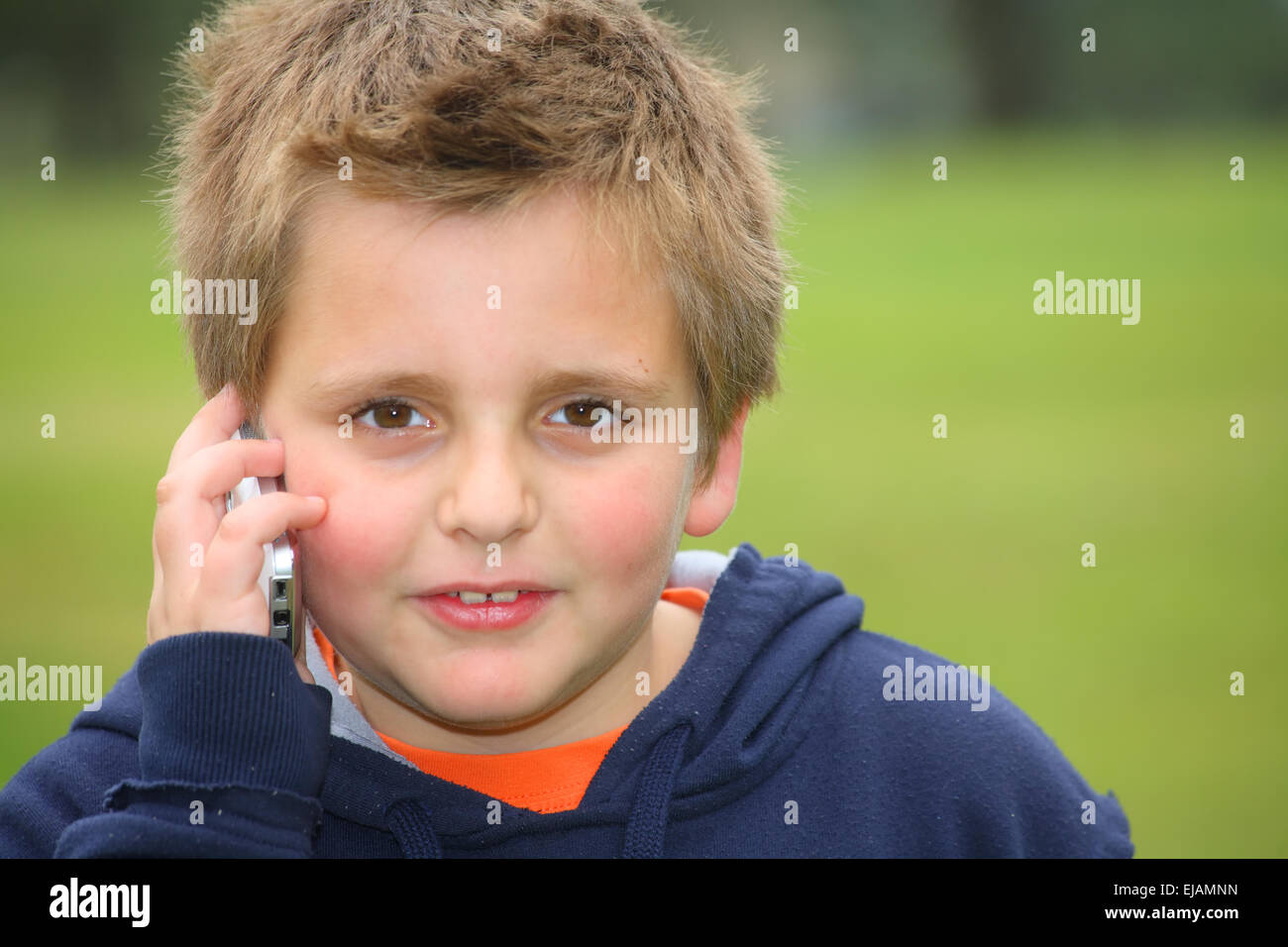 Der schöne europäische weiße Junge im park Stockfoto