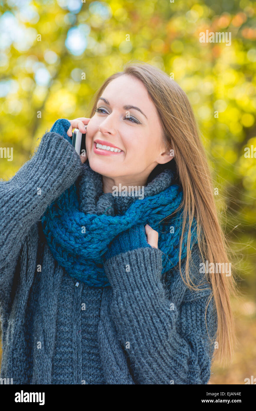 Glücklich modebewusste Frau auf einem mobilen Chat Stockfoto