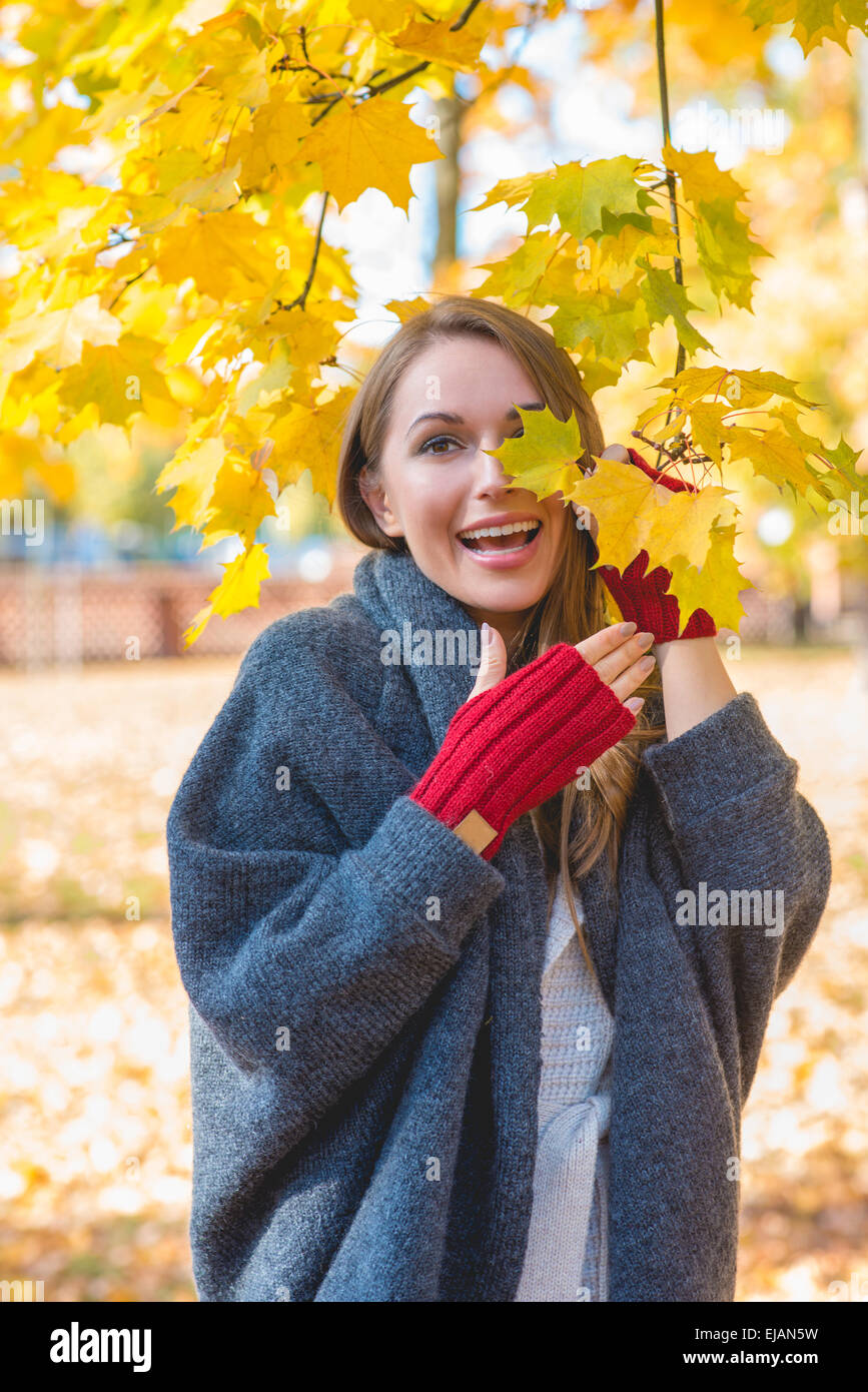 Temperamentvolle Frau in einem herbstlichen Park lachen Stockfoto