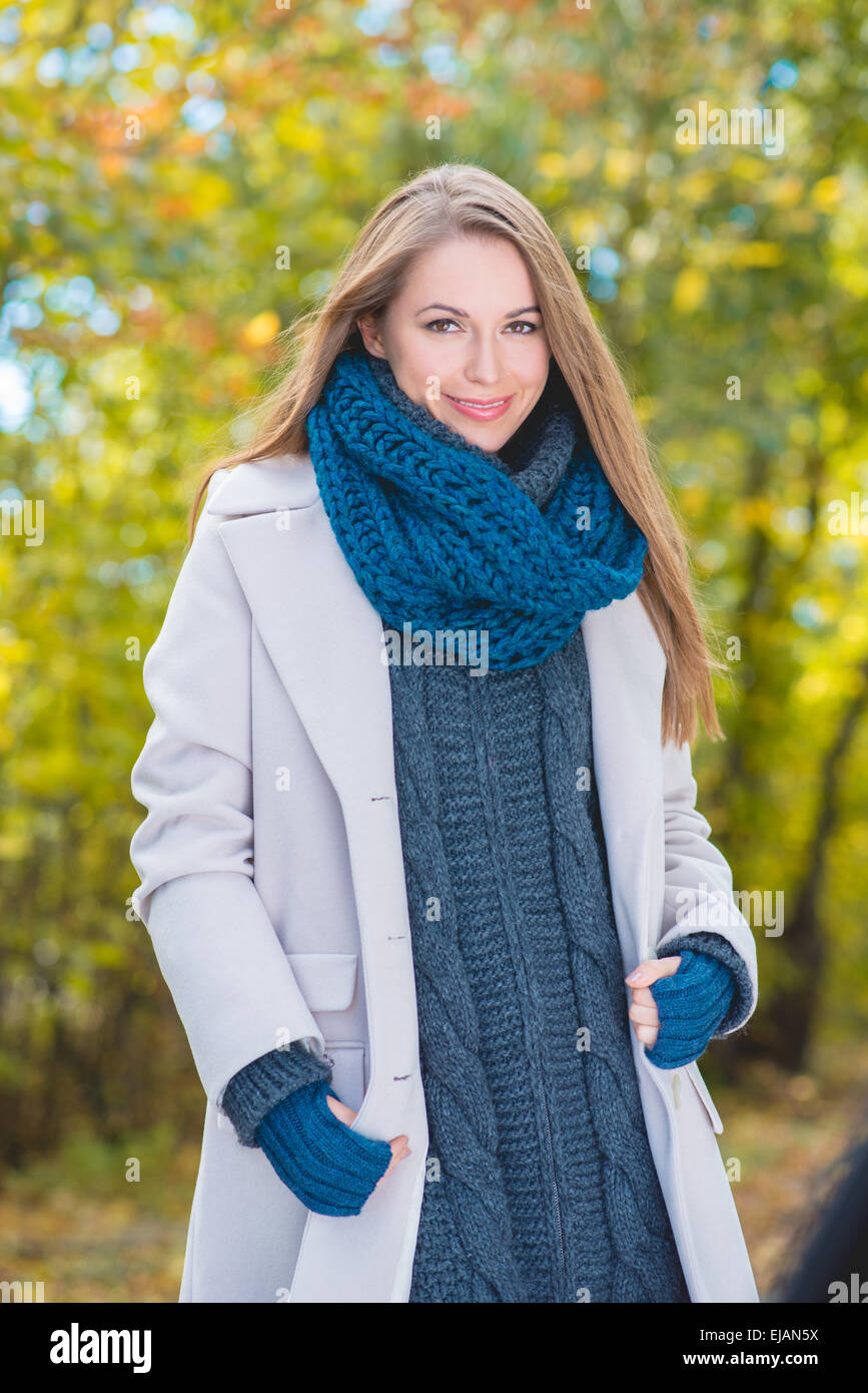 Wunderschöne junge Frau in Herbstmode Stockfoto
