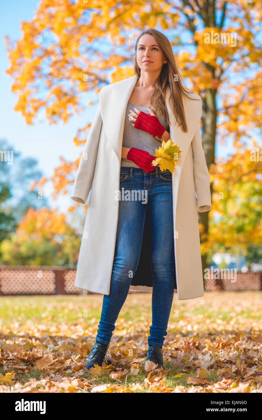Stilvolle Frau im Herbst Mode Stockfoto