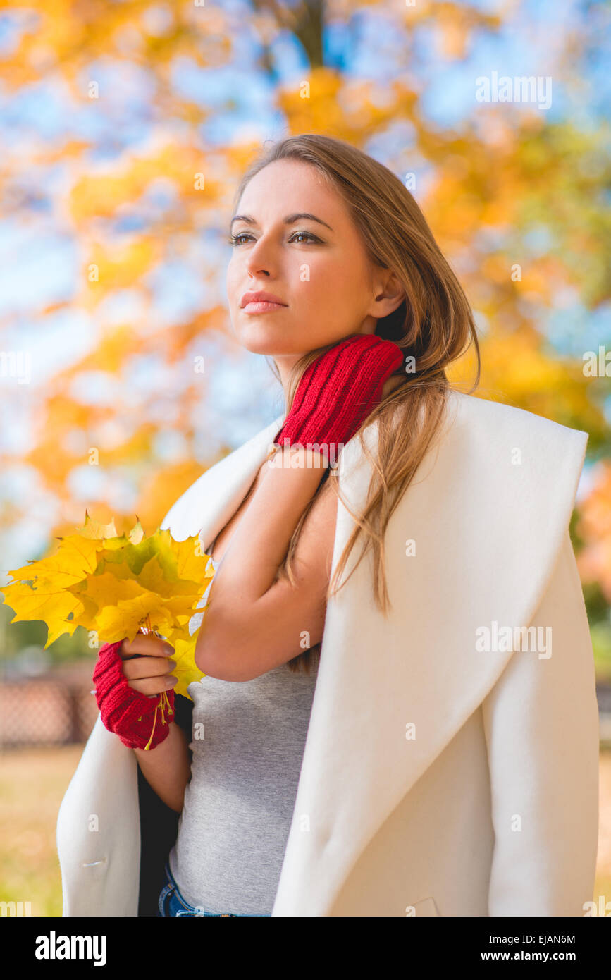 Elegante junge Dame stehend Tagträumen Stockfoto