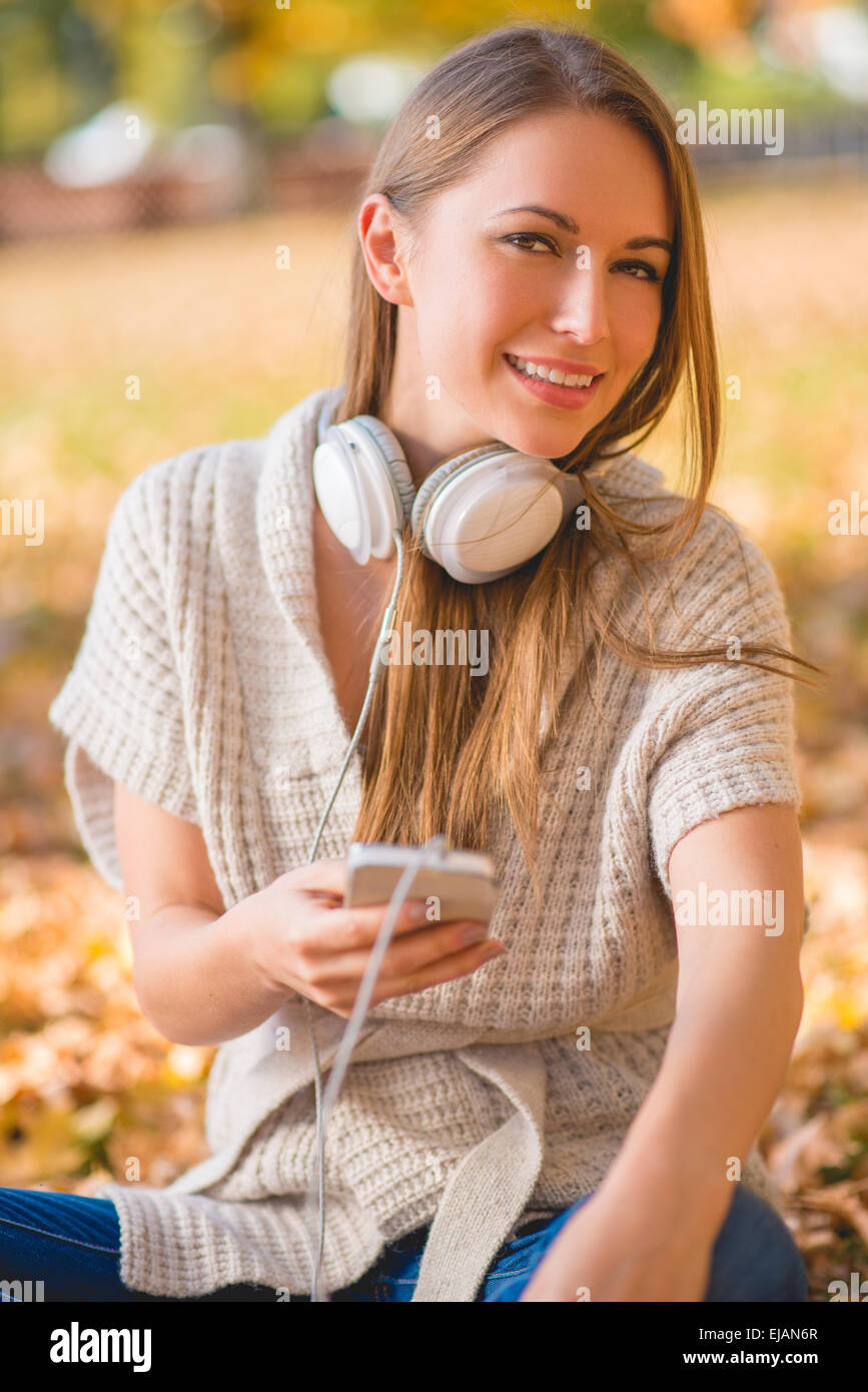 Attraktive junge Frau, die Musik hören Stockfoto