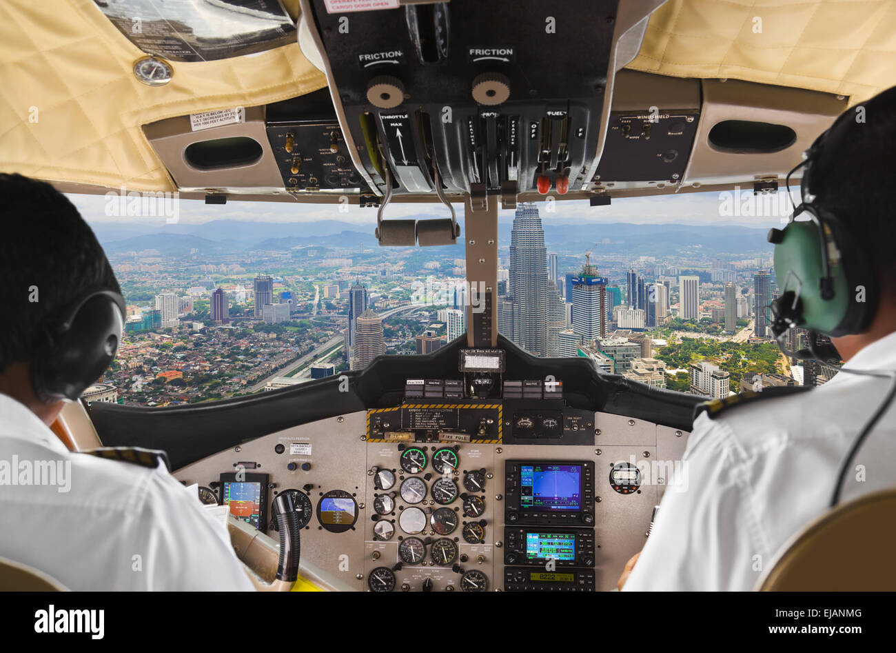 Piloten im Flugzeug-Cockpit und Stadt Stockfoto