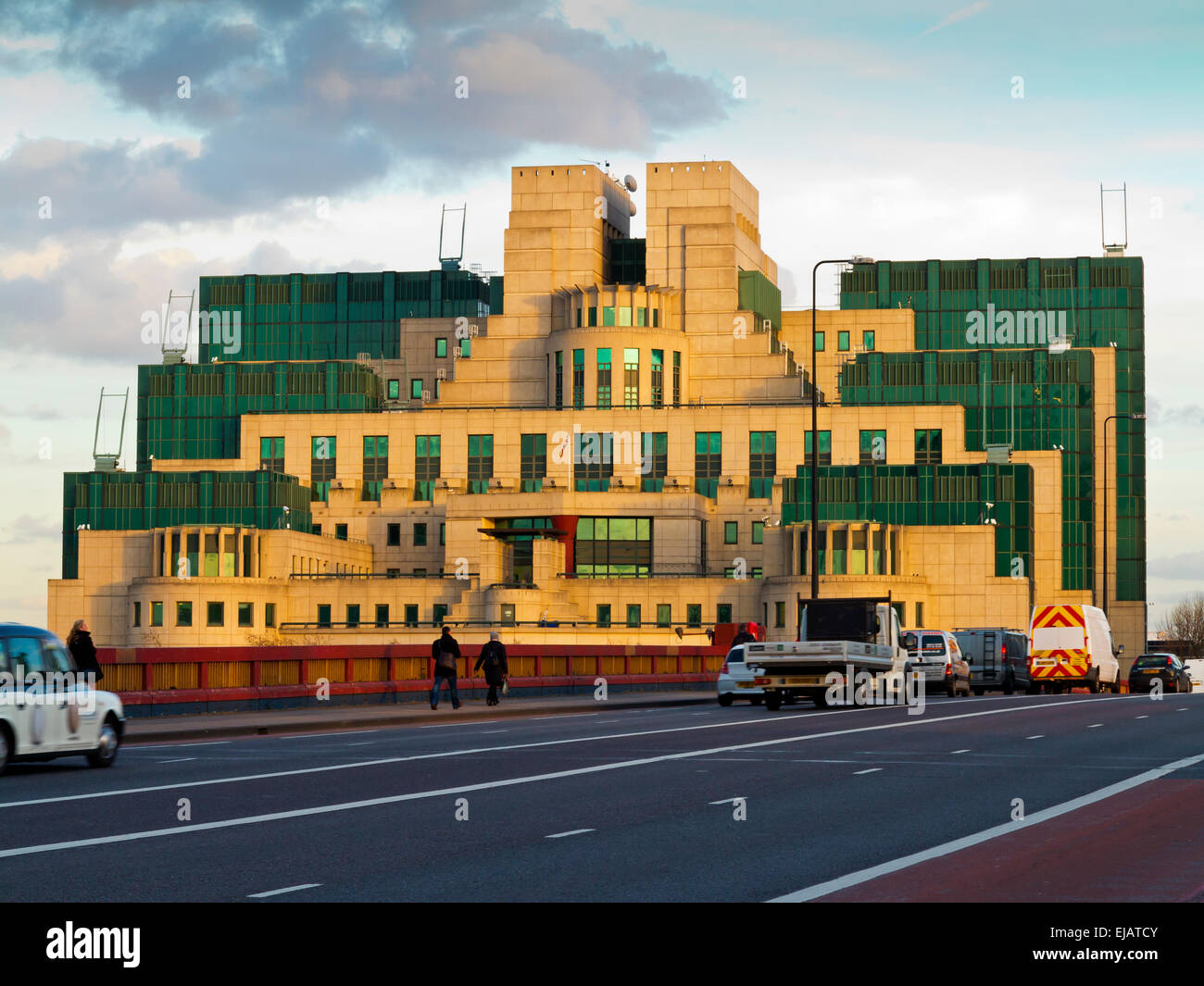 SIS oder MI6 Building bei Vauxhall Cross Lambeth Südlondon Sitz des britischen Secret Intelligence Service gebaut 1994 Stockfoto