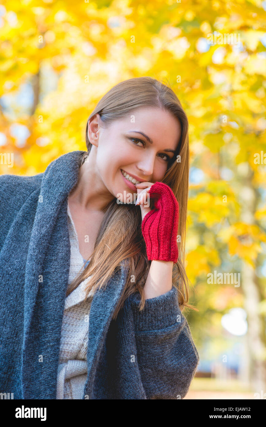 Junge Frau in einem bunten Herbst Garten Stockfoto