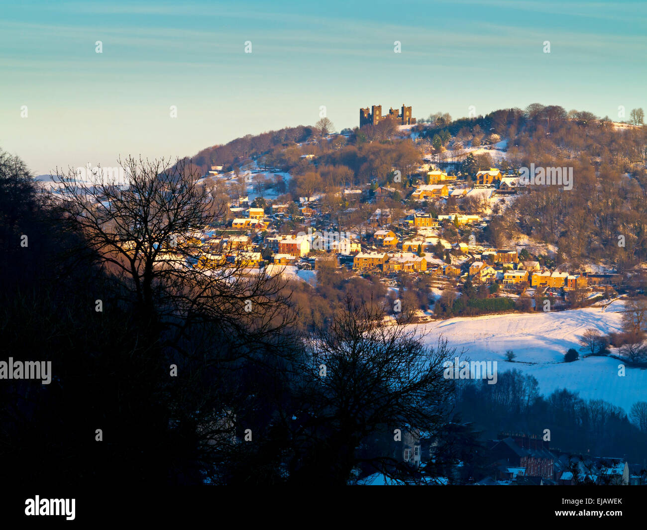 Winter Landschaft Blick auf Riber Castle und Starkholmes Dorf in der Nähe von Matlock Bath in Derbyshire Dales Peak District England UK Stockfoto
