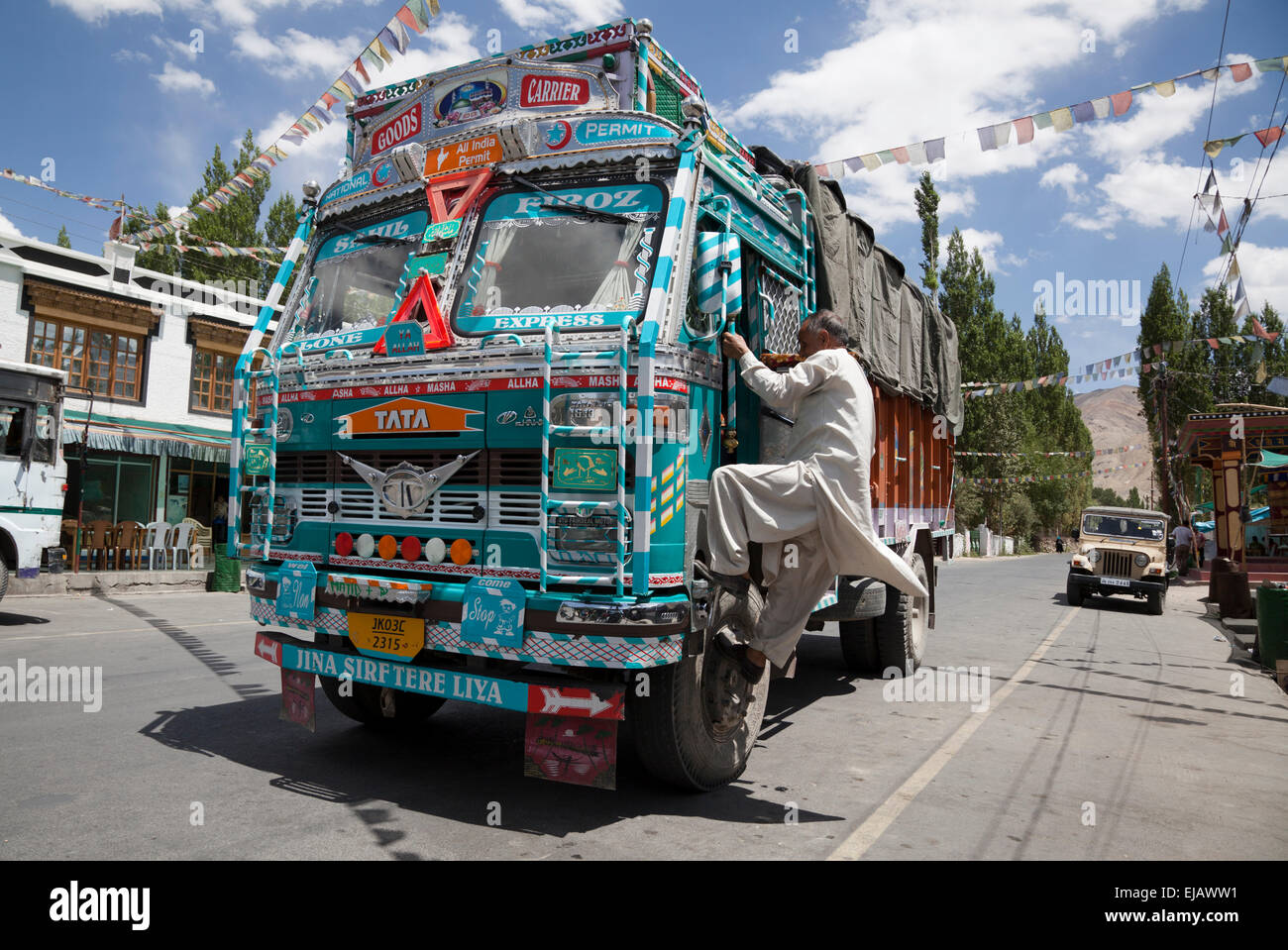 Indische LKW auf der gefährlichen Manali-Leh-Straße hoch im Himalaya dekoriert Stockfoto