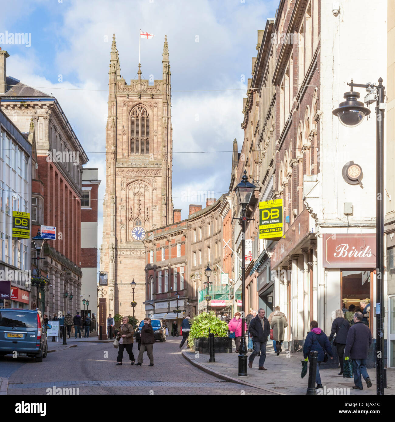 Cathedral Quarter, Derby, Großbritannien. Die Leute, die Geschäfte am Eisernen Tor in Derby, England, mit Derby Cathedral in der Ferne Stockfoto