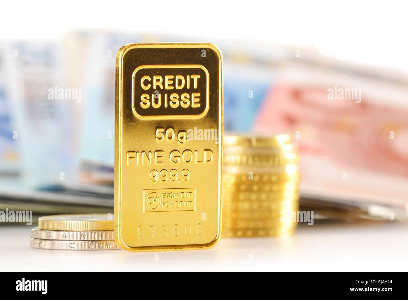 50 Gramm gold Bar, Banknoten und Münzen Stockfoto