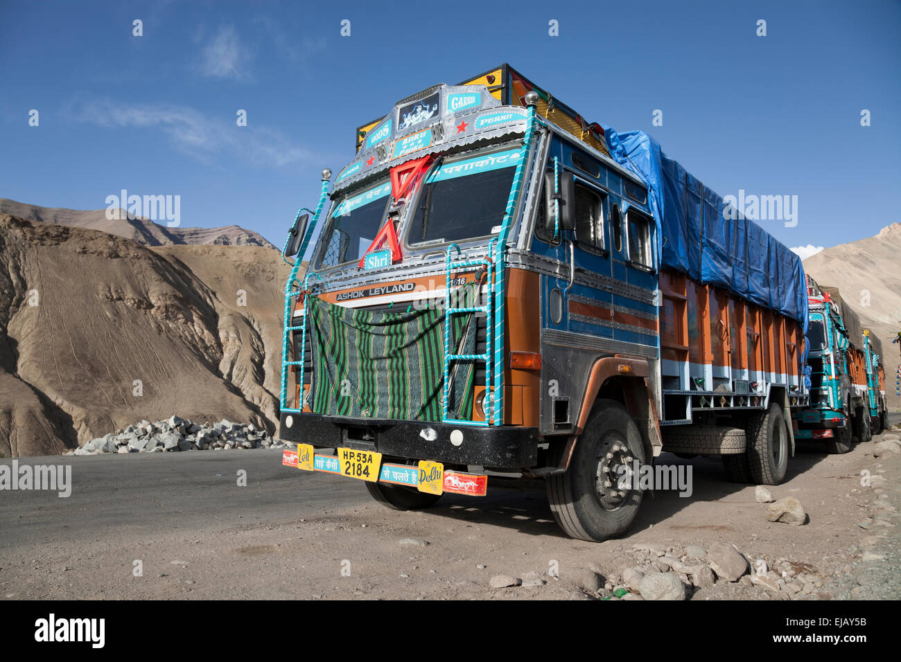 Indische LKW auf der gefährlichen Manali-Leh-Straße hoch im Himalaya nahe der Grenze zu Indien Pakistan dekoriert Stockfoto