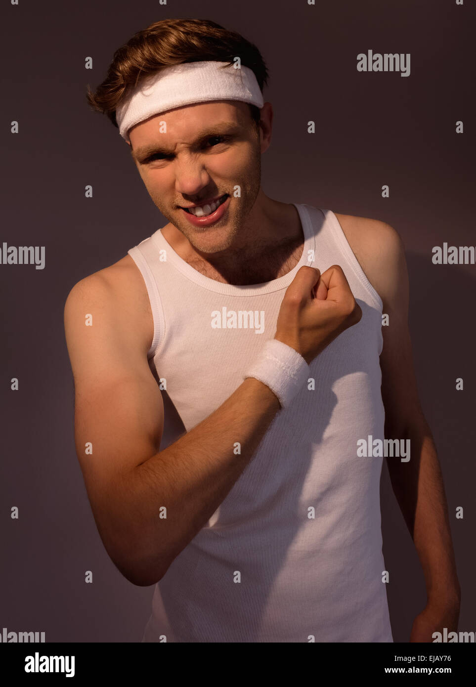 Geeky Hipster posiert in Sportbekleidung Stockfoto
